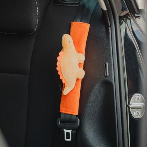 Cute since 1999 Gurtpolster Kinder - Gurtschoner Auto für Junge & Mädchen - Sachen & Geschenk für Neugeborene - auch in Autositz verwendbar - 27 x 6 cm (Orange Dino)