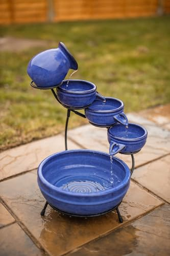 Garden Mile Fontana ad energia solare da giardino in ceramica blu reale con effetto smaltato, fontana ad energia solare, per interni o esterni, cascata per giardino, casa o patio, fontana 49 x 44 cm