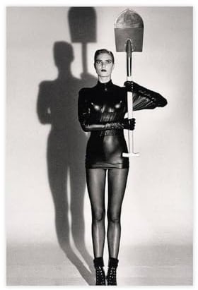 ZOLULA Helmut Newton – Frau in Leder – Schwarz-Weiß-Poster auf Leinwand Poster Wandkunst Dekor Druck Bild Gemälde für Wohnzimmer Schlafzimmer Dekoration ungerahmt 50 x 75 cm