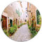 Wallario rundes Outdoor-Poster für Garten oder Balkon Südländische Gasse mit Alten Häusern und grüner Oase, Motivbanner 90 cm Durchmesser