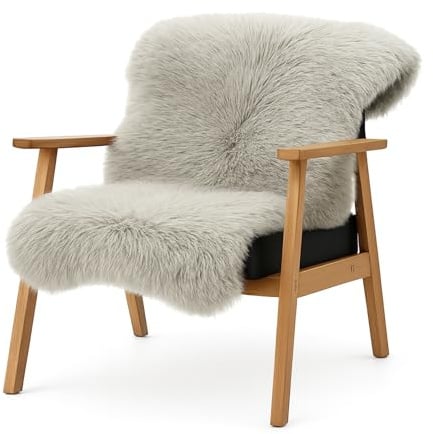 KARAT Lammfell echt - Dark Beige Flauschige Stuhlkissen Schaffell Deko Teppich für Wohzimmer & Kinderzimmer, Sitzauflage, Dekofell, mit Lederrücken 90x60 cm (Audrey)