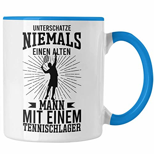 Trendation - Tennis Tasse Geschenk für Tennisspieler mit Spruch Unterschätze Niemals EInen Alten Mann für Männer Frauen Tennis-Trainer Coach (Blau)