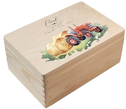 Nord-Kind® Erinnerungsbox personalisiert – Traktor 1 | Personalisiert aus Kiefernholz mit Name und Geburtsdaten; 30 × 20 × 13 cm.