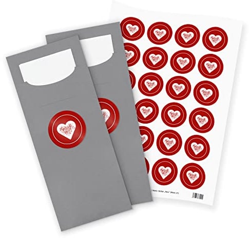 itenga 24x Bestecktaschen GRAU mit Herz in rot weiß Pochetten inkl. Serviette und Sticker Aufkleber Tischdeko Einweggeschirr passend für Kommunion Konfirmation