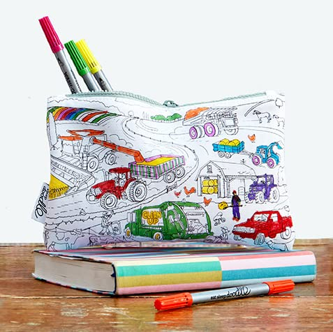 eatsleepdoodle Autos, LKWs und Traktoren-Federmäppchen zum Ausmalen, waschbar und wiederverwendbar, inkl. 10 auswaschbare Stifte, 22x14cm