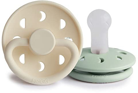 FRIGG Mondphase Silikon Schnuller | Schnuller 2 Packung | Symmetrischer Sauger in Kirschform | BPA-frei | Hergestellt in Dänemark | Silikon Schnuller | (Cream/Sage, Größe 2 (6-18 Monate))