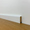 24 m Trevendo Sockelleiste Massivholz weiß lackiert gefast cube modern 16 x 40 x 2400 mm - Fußbodenleiste aus Echtholz mit rundum aufgebrachter weißer Grundierung und Decklack