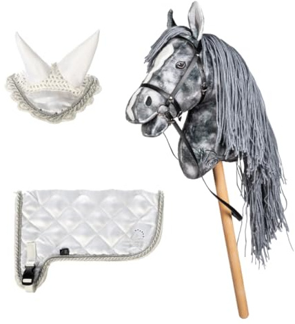 Holly & Claire HKM Hobby Horse „Clara“ grau marmoriert – Steckenpferd Turnier-Set mit weißer Fliegenhaube & Schabracke – perfektes Zubehör für Hobby Horsing Freunde
