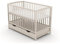 Generisch Baby Delux Babybett 60x120 cm Schutzgitter Schublade und Matratze Milo Taupe 3-Fach höhenverstellbar Massivholz Schlupfsprossen (mit Aloe Vera Komfort Matratze 60x120x9 cm)