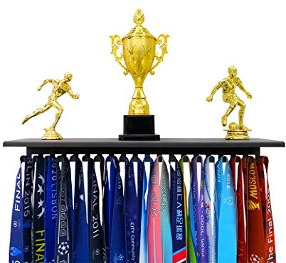 Medaillen-Aufhänger mit 40,6 cm Trophäen-Ablagen, organisieren Sie Medaillen, Auszeichnungen, Bänder und Trophäen. Perfektes All-in-One-Wandregal mit 20 Haken Metallgeschenken für Läufer, Fußball