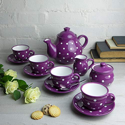 City to Cottage® Set Grande de Tetera, Jarra de Leche y Azucarero de Cerámica con Diseño de Lunares con 4 Tazas y Platitos Hecho y Pintado a Mano en Morado y Blanco, 1,7 L/60 oz/4-6 Tazas