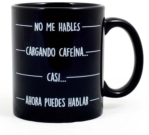 Miss Miserable Taza con mensaje Cargando cafeína...