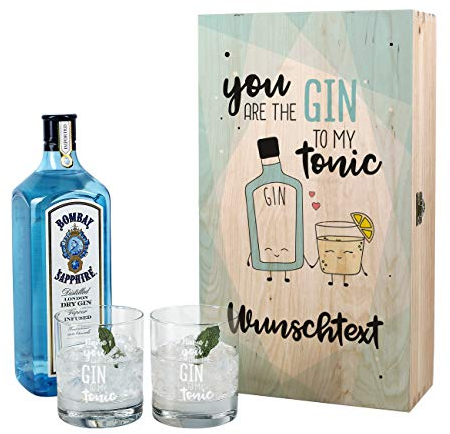 Herz & Heim® Gin Geschenkset für Paare - You are the Gin to my Tonic - mit 1 l Bombay Sapphire und 2 gravierten Gläsern in Holzverpackung mit Wunschnamen
