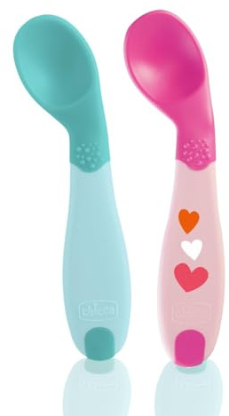 Chicco Primo Cucchiaio per Svezzamento, Ergonomico e Angolato, Rosa o Azzurro, 2 Pezzi, 8 Mesi+