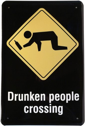 WOGEKA ART Retro Blechschild - Drunken People Crossing - witziger Spruch als Geschenk-Idee zum Geburtstag Weihnachten zur Dekoration 20x30 cm Vintage-Design aus Metall 377