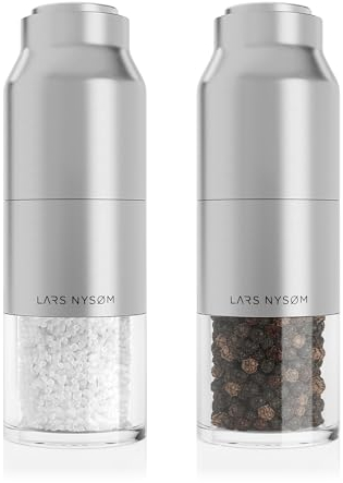 LARS NYSØM Set di macinini per sale e pepe in acciaio inox con macina regolabile I Bottiglia Design Set di macinini per spezie Manuale (Stainless Steel)