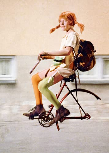 Postkarte LUSTIG - Motiv: PL PIPPI MIT ZAUBERFAHRRAD, Anlass: Kindermotive Film, Künstler/Verlag: KARTENKOMBINAT ©AB Svensk Filmindustrie/I.Nilsson, Größe: A6
