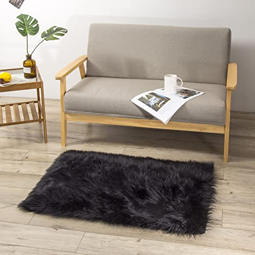 Teppich Wölkchen Lammfell Kunst-Fell-Teppich | Hochflor Deko Schaffell als Flauschiger Bett-Vorleger oder Läufer für Schlafzimmer, Wohnzimmer oder Kinderzimmer | Schwarz - 60x90 cm