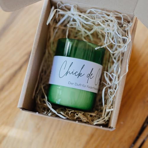 Homefarming Duftkerze Chick de Cologne - Die lustige und nachhaltige Geschenkidee für alle Hühnerfreunde. Diese Duftkerze riecht nach Korn, Gras, frischer Luft und ganz viel Hühnerglück.