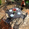 Lazy Susan – Alice Gartentisch rund | 4 April Gartenstühle | Wetterfestes Gartenmöbel Set | Aluminium | Farbe Bronze Antik | Grüne Kissen | 3-jährige Garantie
