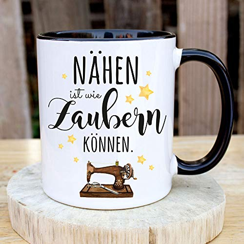 Tasse Becher mit Spruch nähen ist wie zaubern können & Nähmaschine Motiv Sterne Kaffeebecher Geschenk Spruchbecher ts1070 - ausgewählte Farbe: *schwarz-weiß*