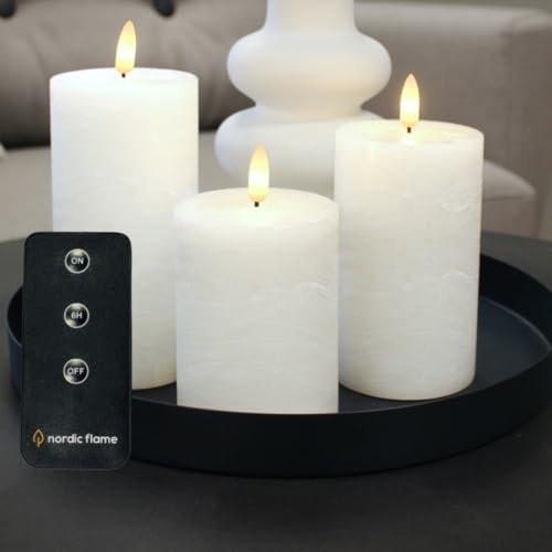 nordicflame Premium LED Kerzenset – 3 Stück Echtwachs Kerzen in rustikaler Optik, für den Innenbereich, mit Fernbedienung & Timer, 3D Flamme, flackernd, Salbeigrün, Sandfarbe, Weiß (Weiß)
