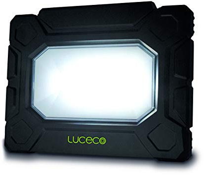 Luceco LED Arbeitsleuchte 50 Watt, 5200 Lumen Arbeitslicht mit Steckdosen, Scheinwerfer IP54 Wasserfeste, Schwarz/Grün, LWOS50BG3EU-EU
