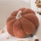 Yhoelata Halloween Kürbis Kissen Groß, Kissen Kürbisform Braun Dekokissen, Herbst Zierkissen Aesthetic Sofakissen Teddysamt Kissen, Bett Deko Kissen Runden für Kind Schlafzimmer, Geschenk 30 cm