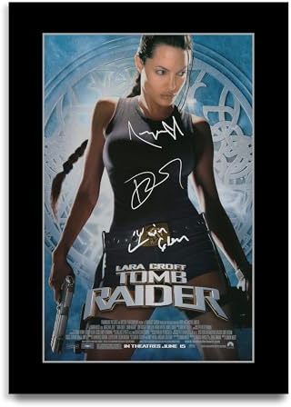 HWC Trading Lara Croft: Tomb Raider Geschenke Geduckter Poster Signiertes Autogramm Foto für Fans von Film Memorabilien (ID-003364) - A4 Nur Druck