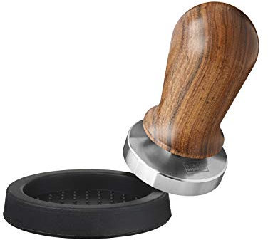 scarlet espresso | Tamper »Perfetto« für Barista; auf 35 lbs Anpressdruck kalibiriert; mit Alu- oder Edelholzgriff und Präzisions-Edelstahlbasis (Set: Sandelholz - Braun, 51 mm & Tamperablage)