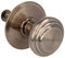 Amig - Pomello mod. 15 in ottone massiccio intagliato con finitura in pelle per porte esterne di ingresso | Diametro maniglia Ø70 mm · Altezza 77 mm | Include vite e dado di fissaggio