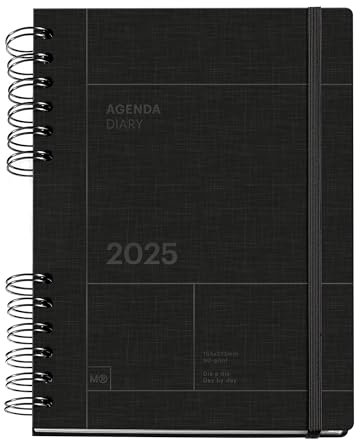 Miquelrius - Kalender 2025, Jahresplaner, 155 x 213 mm, Tagesansicht, Einband aus Karton, nachhaltiges Papier 100 g/m², Verschluss, Spanisch, Englisch und Portugiesisch, Schwarz
