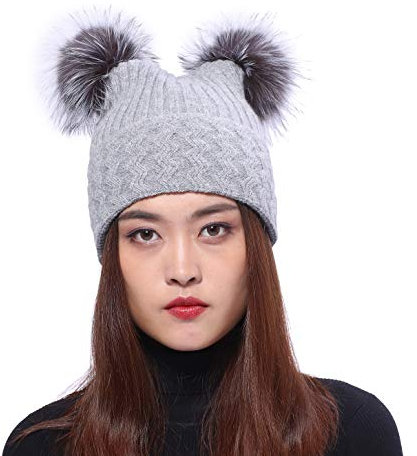Damen Strickmütze schöne Baskenmütze Winter Mütze zwei Bommel Bommelmütze Beanie Waschbär Fell - hellgrau mit hellgrau