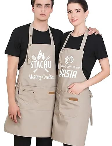Happenings Personalisierte Schürze mit beliebigem Text - Master Chef-Schürze (Name) für Küche, Grill, Garten - Einheitsgröße - 3 Taschen - Geschenk zum Muttertag, Vatertag, Geburtstag (beige)