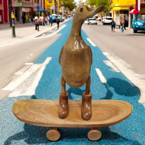 Kinaree Deko Ente aus Holz mit Skateboard – Handgeschnitzte Tierfigur im modernen Design – Lustige Holzfigur für Wohnzimmer, Regal oder als Geschenkidee