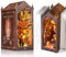 Buch Nook Kit - DIY Holz Puppenhaus, Miniatur Bausatz mit Staubschutzhülle und LED-Licht, kreatives 3D Puzzle für Erwachsene und Teens, einzigartiger Buchregaleinsatz für eine Zauberhafte Bücherecke