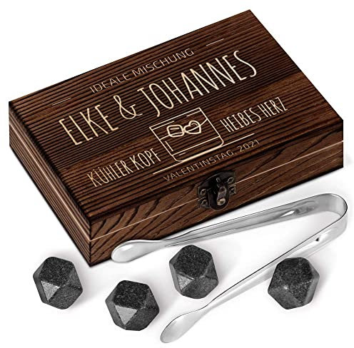 Maverton Whisky Steine Set - in Holzbox mit Gravur - 8 Eiswürfel + 2 Whisky Gläser - wiederverwendbar - aus Granit - für Paare - Valentinstag