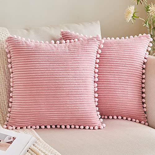 ANRODUO Confezione da 2 federe decorative in velluto a coste rosa cipria con pompon, 45 x 45 cm, graziose e morbide, quadrate, per letto, divano, soggiorno, decorazione per la casa