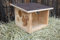 Eichhörnchen Futterhaus aus hochwertigem Lärchenholz, deutsches Qualitätsprodukt, von Hand gefertigt im Bayerischen Wald zum Stellen oder aufhängen (Futterhaus XL)
