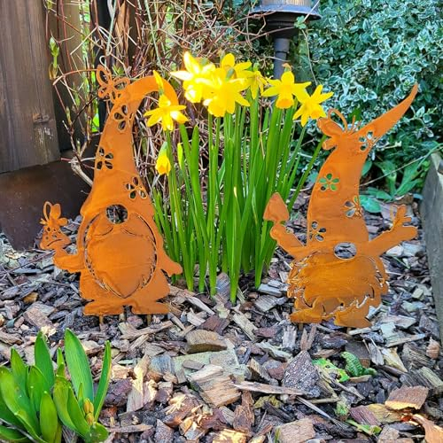 Storm's Gartenzaubereien Gartenstecker Wichtel 2er Set - 25cm Edelrost - Zwerg mit Zipfelmütze, Gartenfigur mit Schmetterling