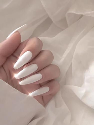 24 Ongles artificiels de couleur blanc uni mate, faux ongles en capsule forme trapèze. Idéal pour une parfaite manucure et nail art. Kiss your nails!