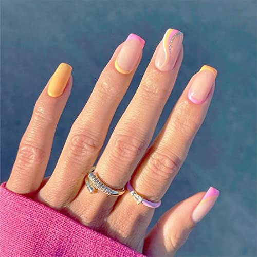 24 PCS Faux ongles français Faux ongles rose et jaune Faux ongles de longueur moyenne avec lignes brillantes Faux ongles simples et ondulés Art pour les femmes et les filles Décoration quotidienne