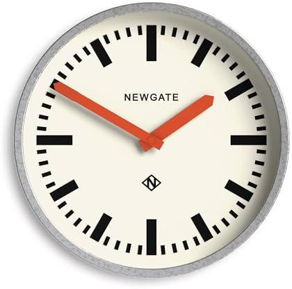 NEWGATE® Luggage wanduhr | Moderne Retro Metall bahnhofsuhr | 30cm | Tief verzinktes metallgehäuse mit orangefarbenen zeigern | Zeitgenössischer Vintage Stil für küche, Wohnzimmer oder büro