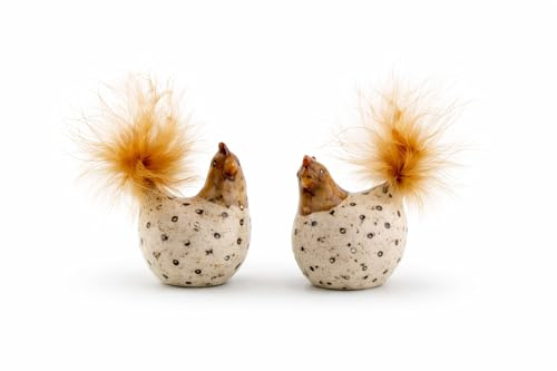 Logbuch-Verlag Deko Henne mit Feder 2er Set 6,5 cm Creme braun - Osterfigur Huhn aus Polyresin Frühlingsdeko Tischdeko Ostern Landhausstil