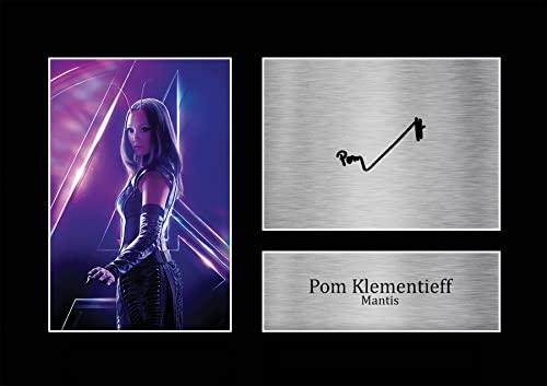 HWC Trading A4 Pom Klementieff Guardians of the Galaxy Mantis Geschenke Geducktes Signiertes Autogramm Foto für Fans von Film Memorabilien - A4
