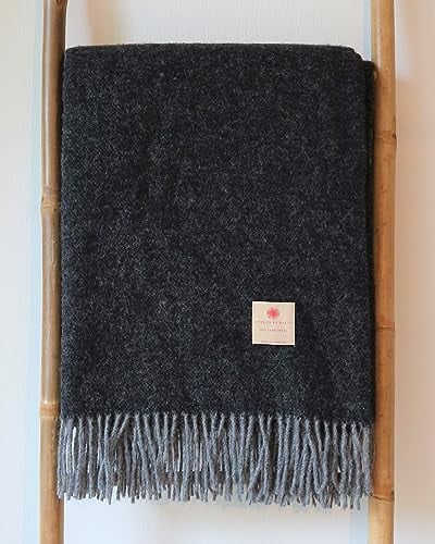 100% Lammwolle Decke anthrazit 140x200cm fein verarbeitet für die Couch, das Sofa oder als Tagesdecke, abgesetzte Rückseite und Fransen, skandinavischer Stil in klassischen Farben (anthrazit)
