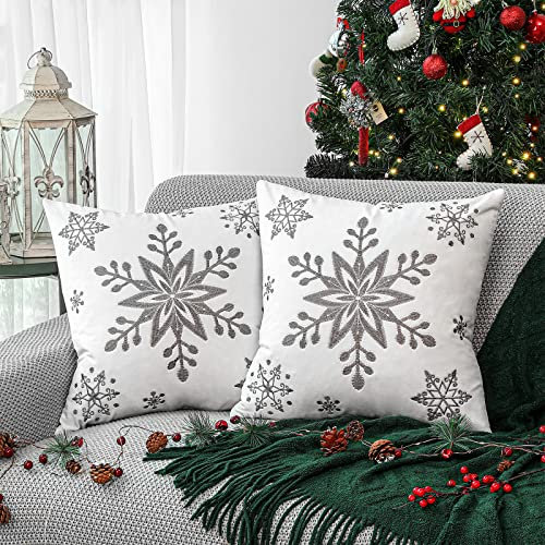 Lewondr Weihnachten Kissenbezug, 2 Stück Samt Kopfkissenbezug mit Schneeflocken Stickerei, Quadratischer Sofakissenbezug Weihnacht Zierkissenbezug für Zuhause Auto Büro 50x50 cm, Weiß