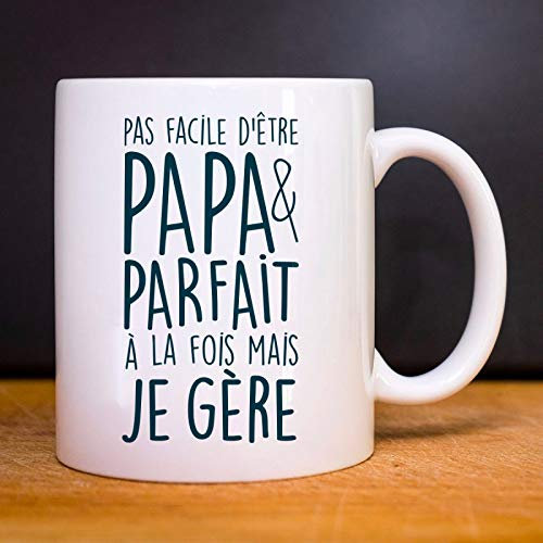 We Are Family, Mug Humoristique, Pas Facile d'Être Papa & Parfait À La Fois, Thème Pour papa, Idée Cadeau Original Humour, Idée cadeau Famille, Ami, Collègue, Anniversaire, en Céramique, 330 ml, Blanc