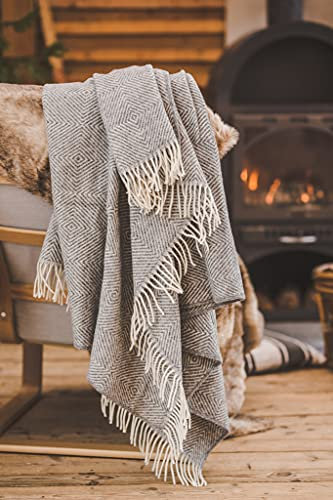 Ger3as Wolldecke 100% Neuseeländische Schafwolle — Ideal als Überwurf, Wolle Plaid oder Kuscheldecke für Sofa und Bett — Warme Decke aus Schurwolle mit fransen (Grau Streifen, 140 x 240 cm)