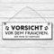 Vorsicht vor dem Frauchen Der Hund ist harmlos - Dekoschild Türschild Wandschild aus Holz 10x30cm - Holzdeko Holzbild Deko Schild